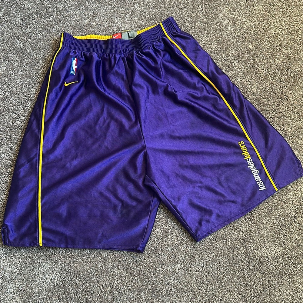 Nike 90/2000’s LA Lakers reversible practice shorts size Large